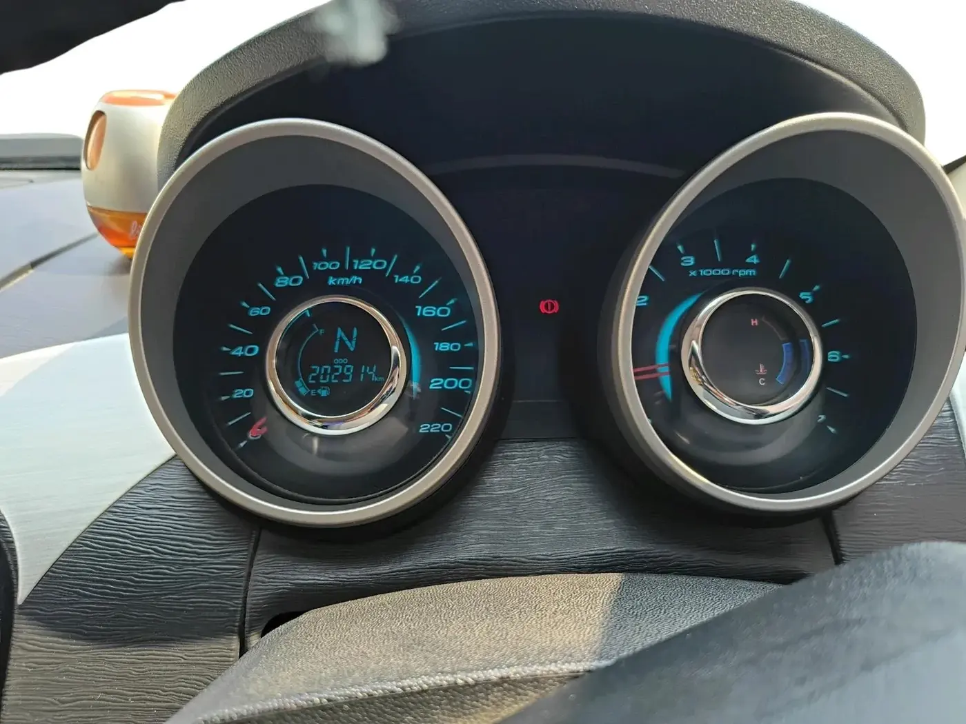 2015 Mahindra XUV500 W6, Diesel, Manual, 2,05,000 km, interior