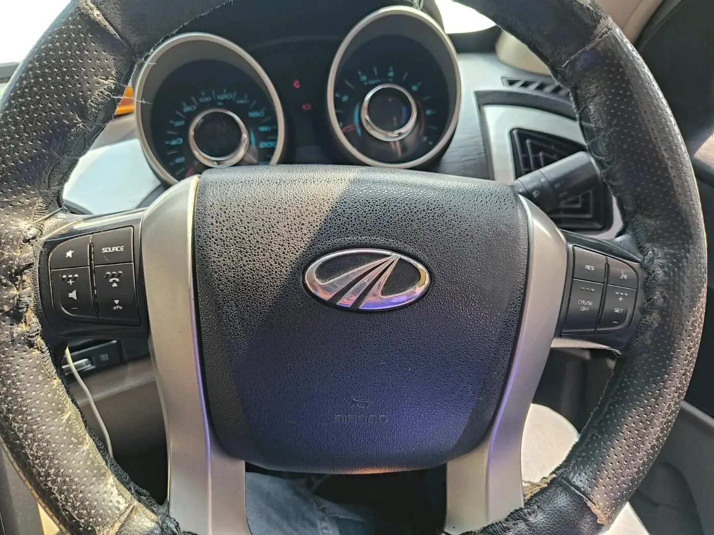 2015 Mahindra XUV500 W6, Diesel, Manual, 2,05,000 km, interior
