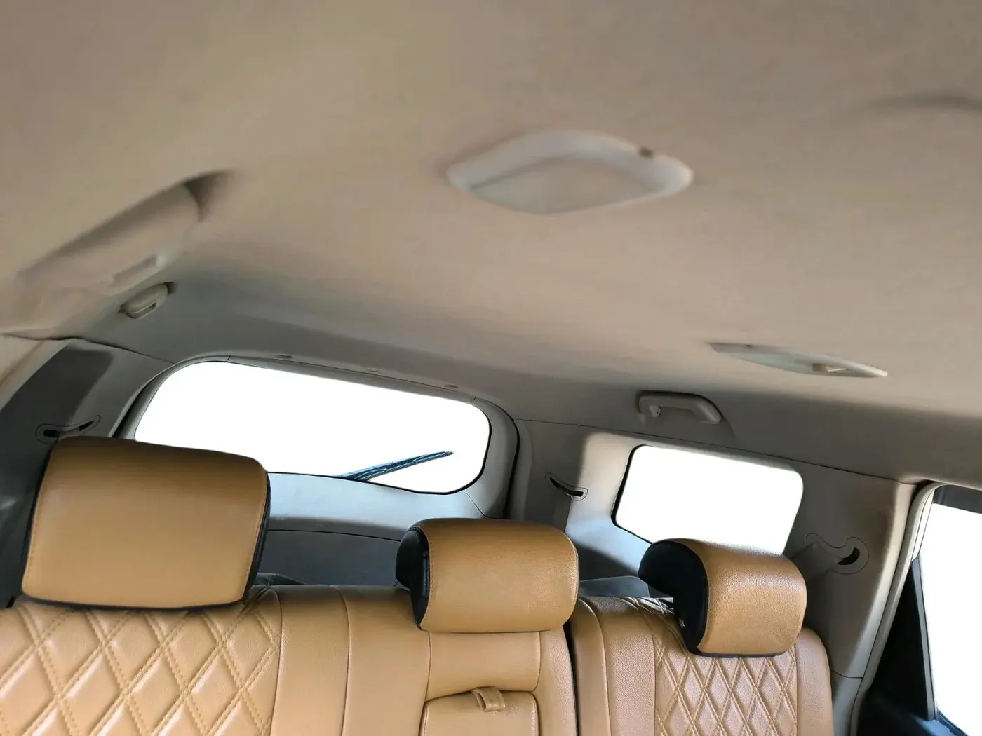 2015 Mahindra XUV500 W6, Diesel, Manual, 2,05,000 km, interior