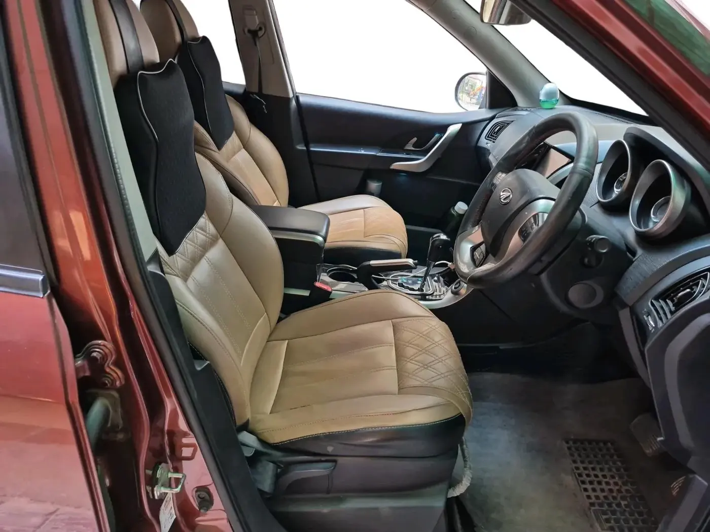 2019 Mahindra XUV500 W7 AT, Diesel, Automatic, 1,18,422 km, interior