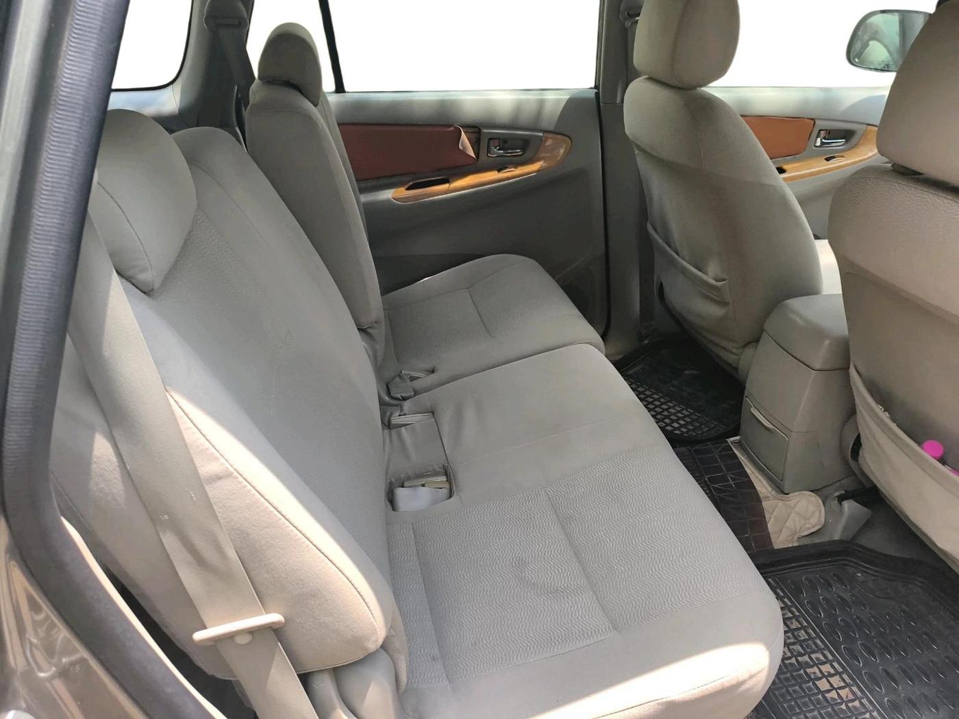 2011 Toyota Innova V 2.5 8 STR, Diesel, Manual, 1,87,157 km, interior