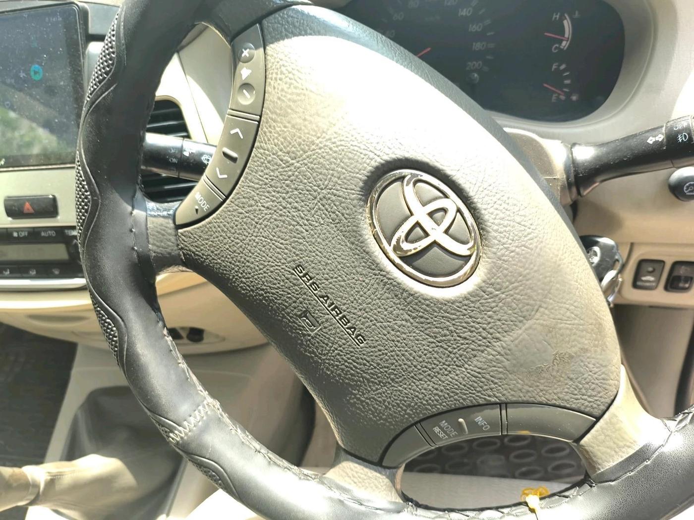 2011 Toyota Innova V 2.5 8 STR, Diesel, Manual, 1,87,157 km, interior