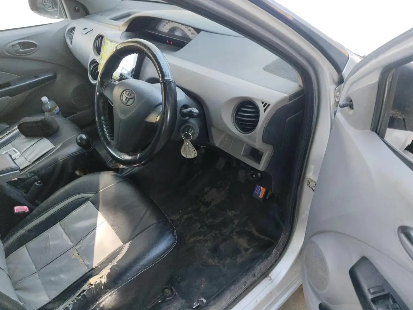 2011 Toyota Etios Liva G, Petrol, Manual, 1,00,380 km, interior