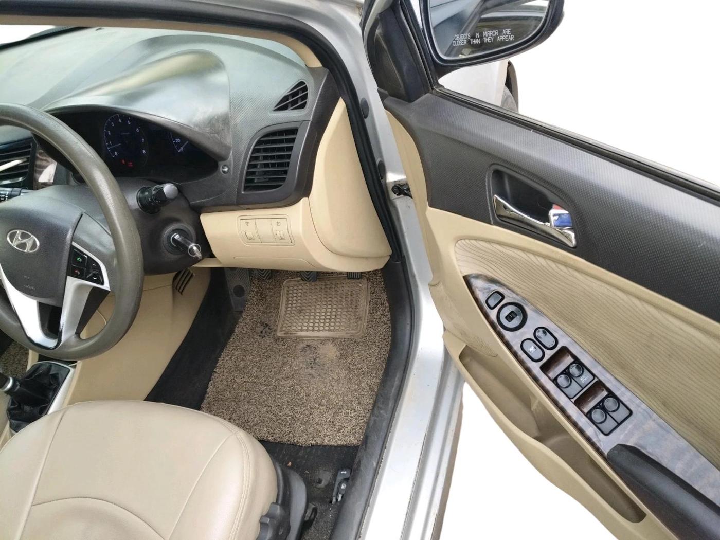 2011 Hyundai Verna FLUIDIC 1.6 VTVT SX, Petrol, Manual, 1,05,362 km, interior