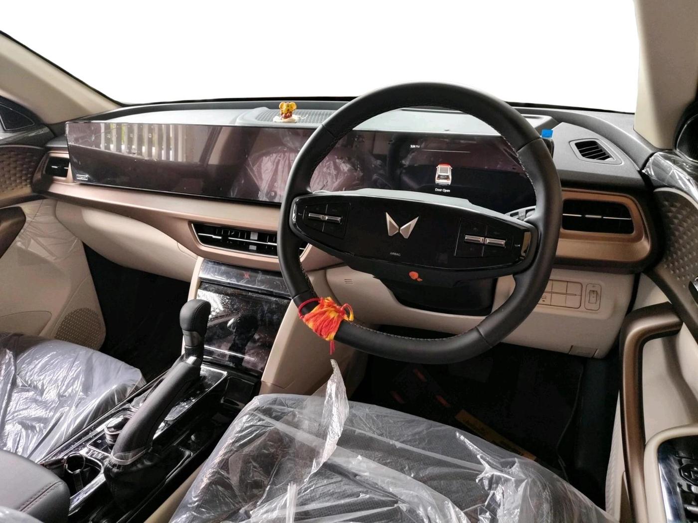 2026 Mahindra XUV700 AX 7 P AT 7 STR, Petrol, Automatic, 439 km, interior