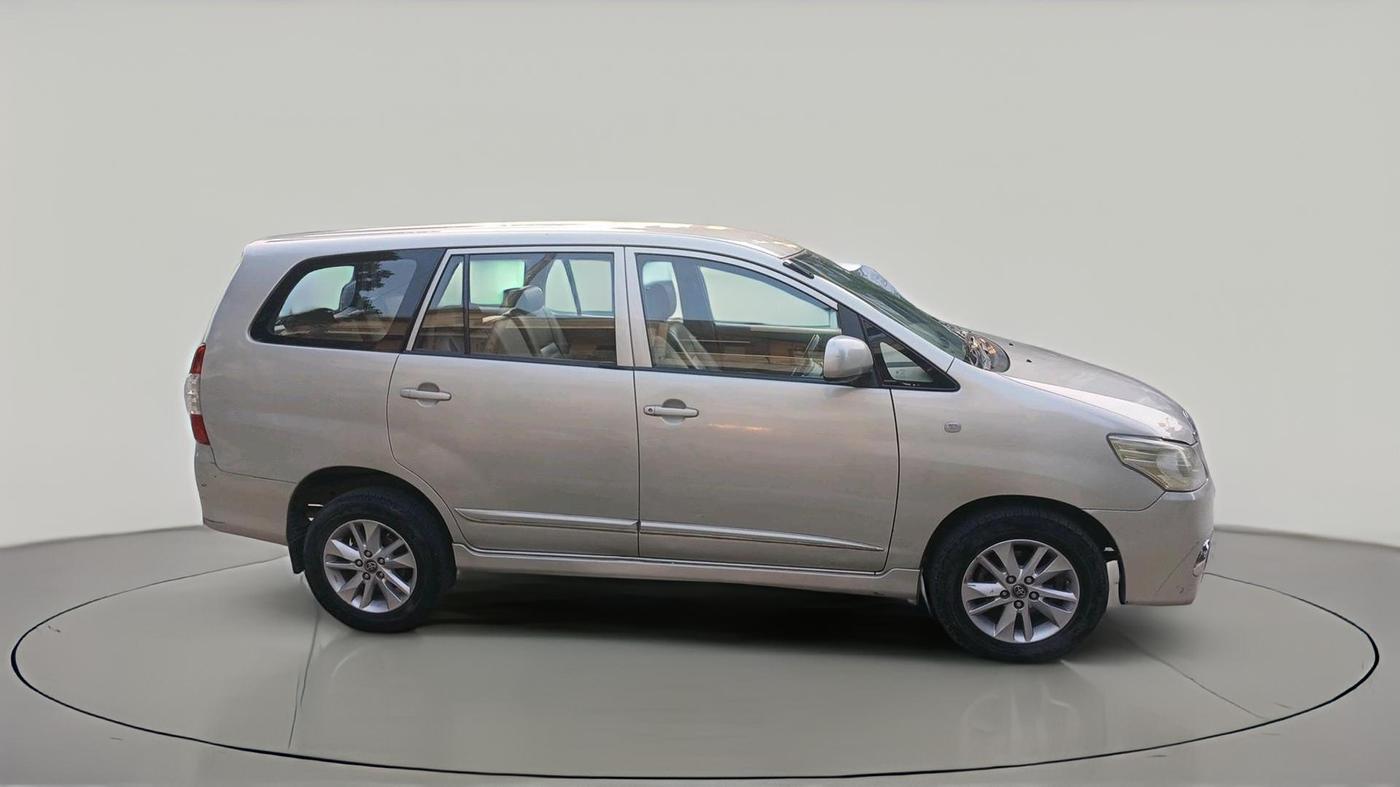 2013 Toyota Innova 2.5 GX 8 STR, Diesel, Manual, 3,20,166 km, exterior