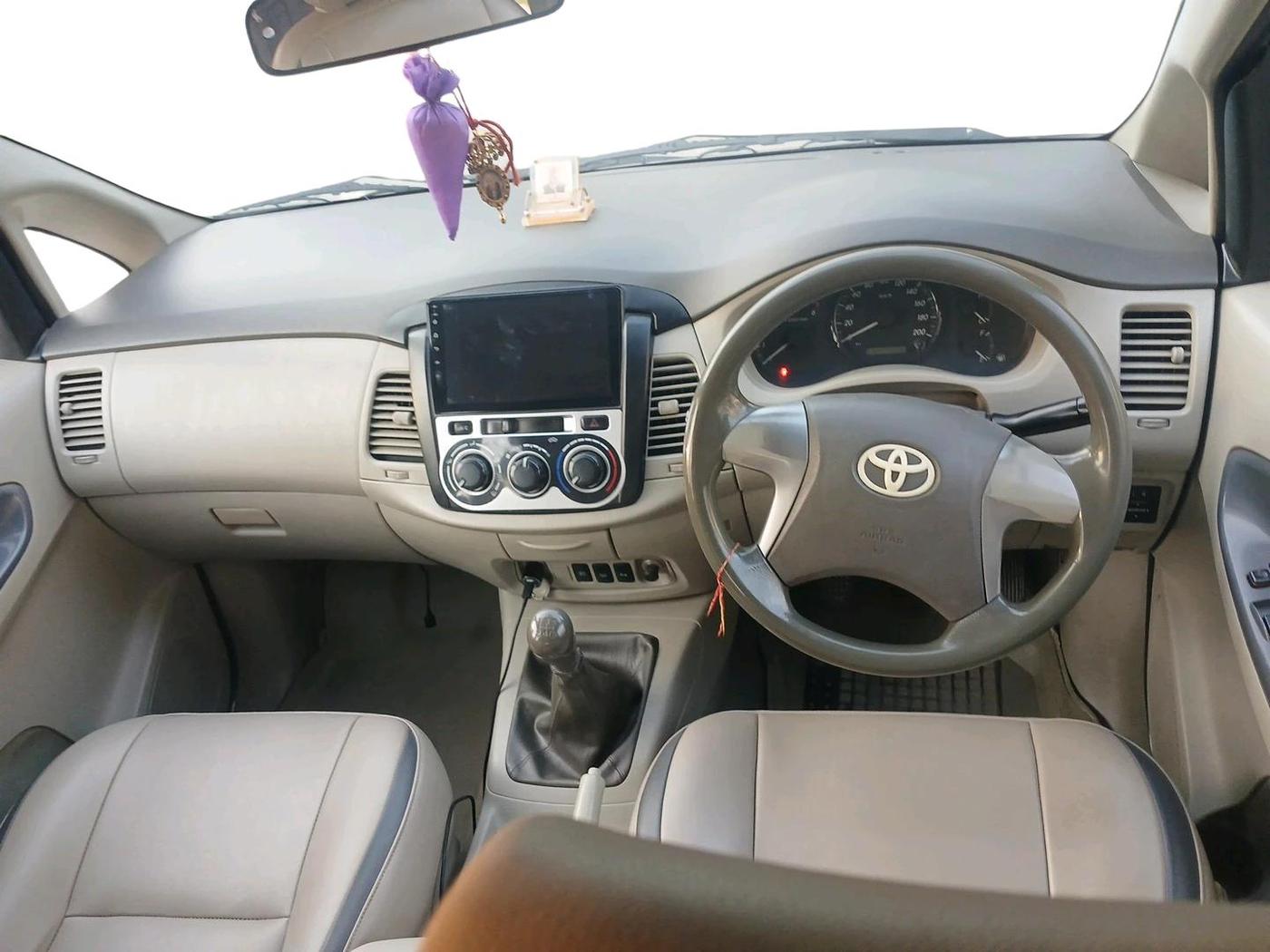 2013 Toyota Innova 2.5 GX 8 STR, Diesel, Manual, 3,20,166 km, interior