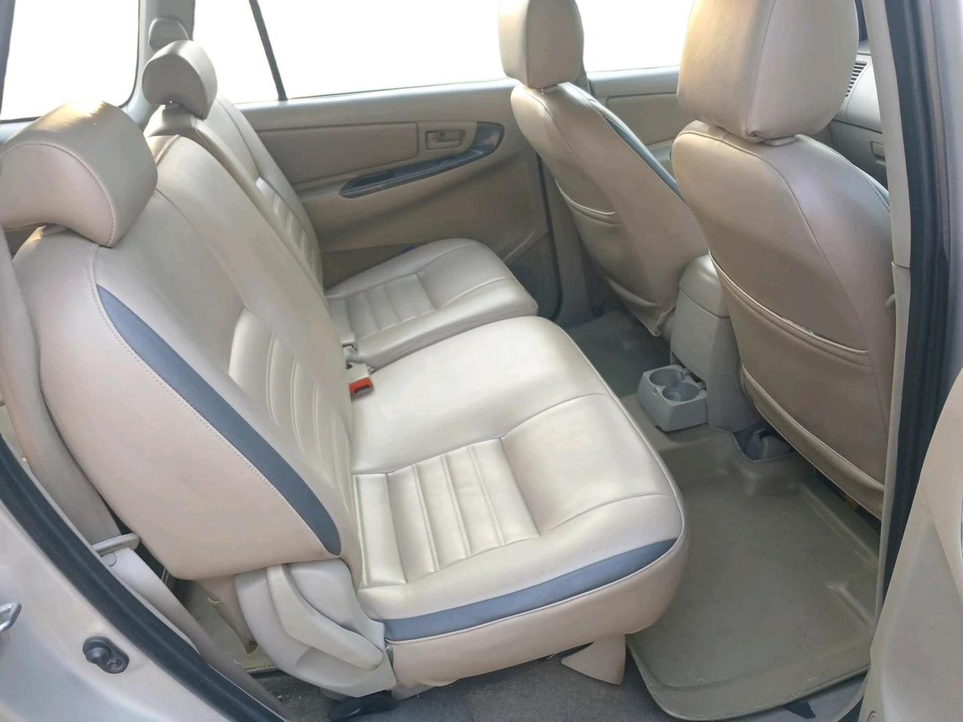 2013 Toyota Innova 2.5 GX 8 STR, Diesel, Manual, 3,20,166 km, interior
