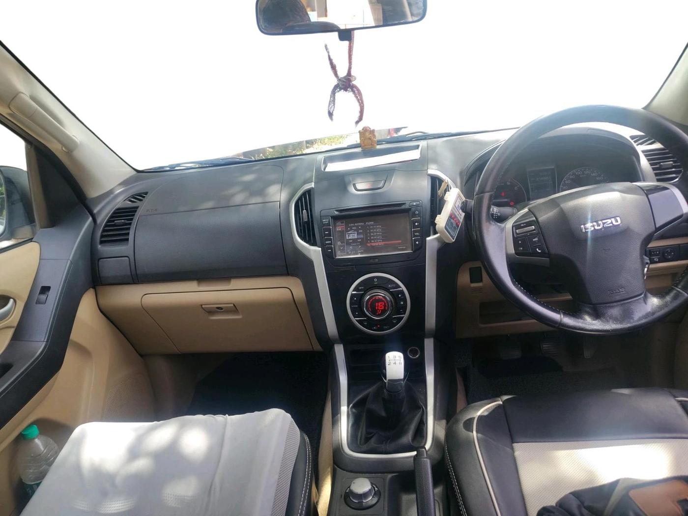 2017 ISUZU D-Max V Cross 4*4 MT, Diesel, Manual, 2,16,961 km, interior
