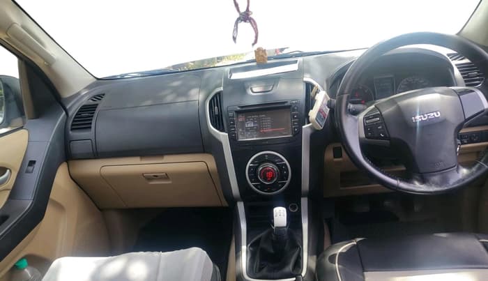 2017 ISUZU D-Max V Cross 4*4 MT, Diesel, Manual, 2,16,961 km, interior