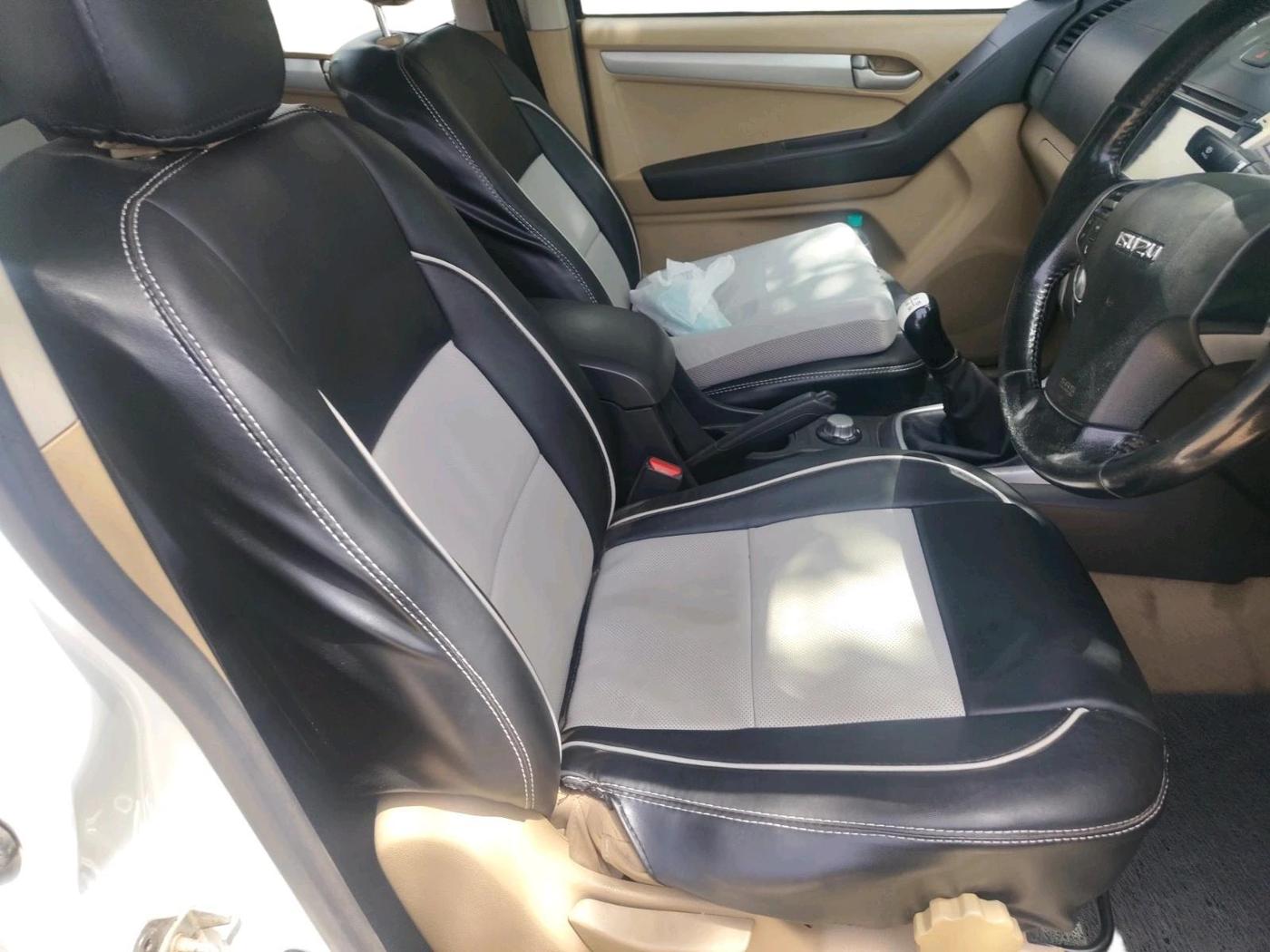 2017 ISUZU D-Max V Cross 4*4 MT, Diesel, Manual, 2,16,961 km, interior