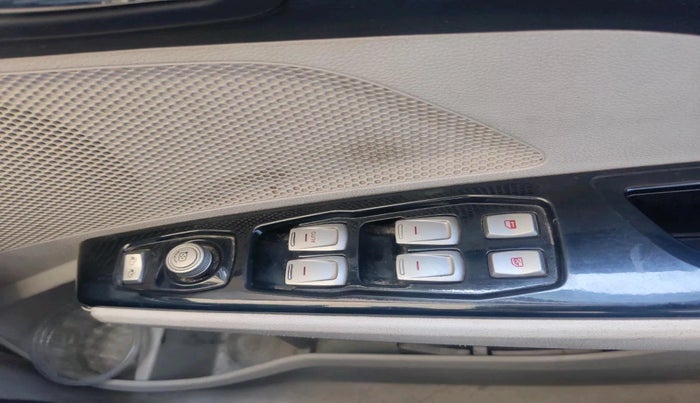 2019 Mahindra XUV300 W8 1.2 PETROL, Petrol, Manual, 43,349 km, interior