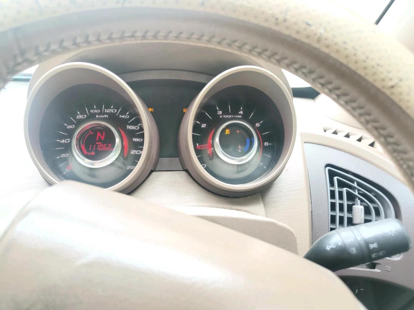 2014 Mahindra XUV500 W8, Diesel, Manual, 1,11,062 km, interior