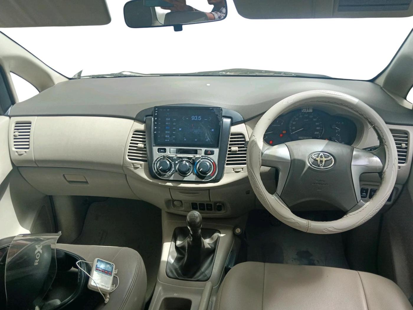 2014 Toyota Innova 2.5 GX 7 STR, Diesel, Manual, 4,27,086 km, interior