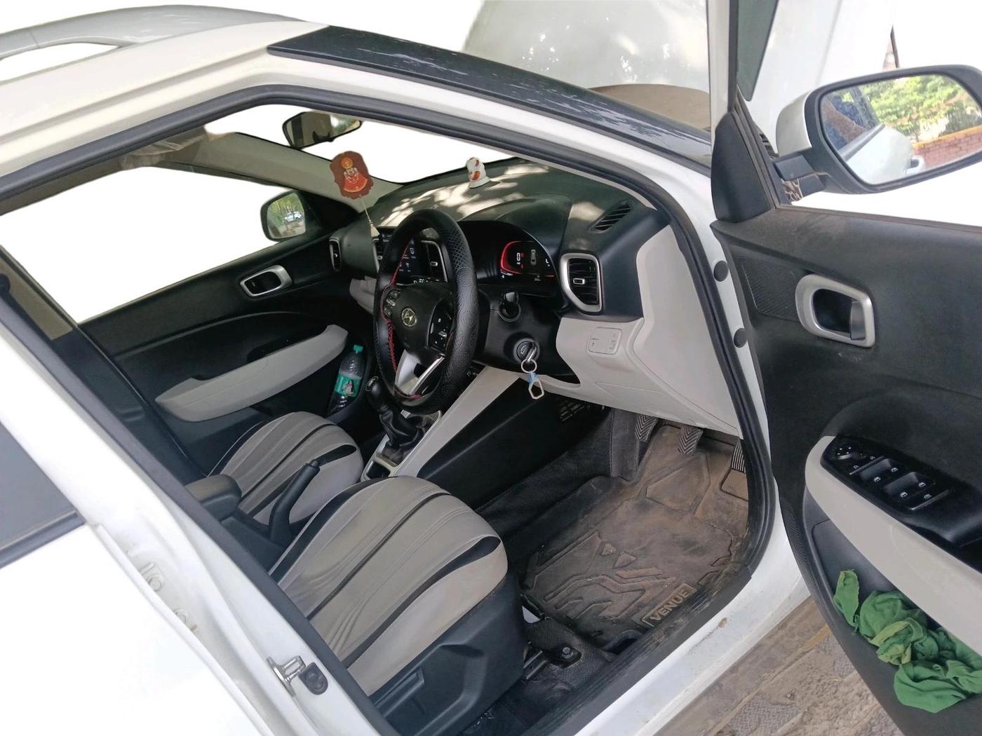 2022 Hyundai VENUE S(O) 1.2, Petrol, Manual, 28,265 km, interior