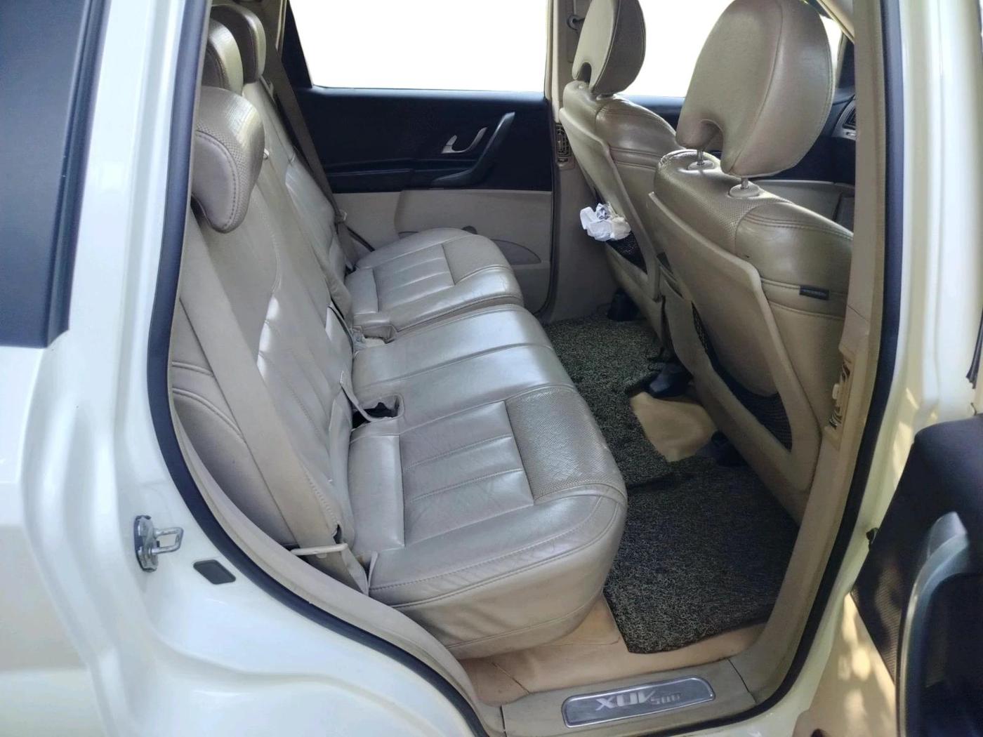 2017 Mahindra XUV500 W10, Diesel, Manual, 1,22,768 km, interior