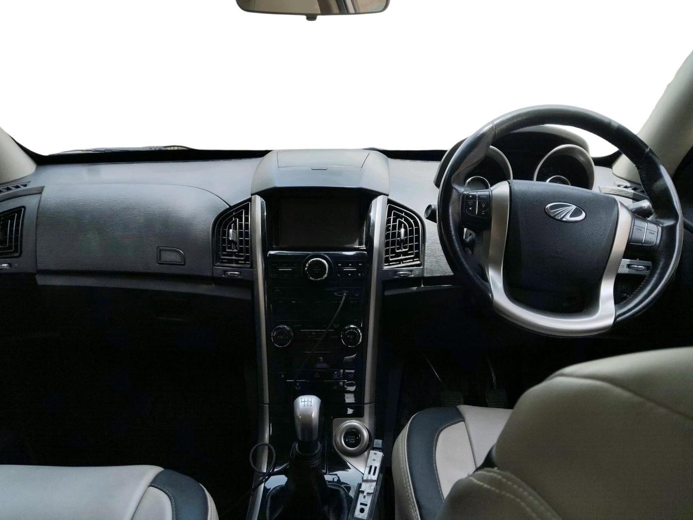 2018 Mahindra XUV500 W9, Diesel, Manual, 1,35,085 km, interior