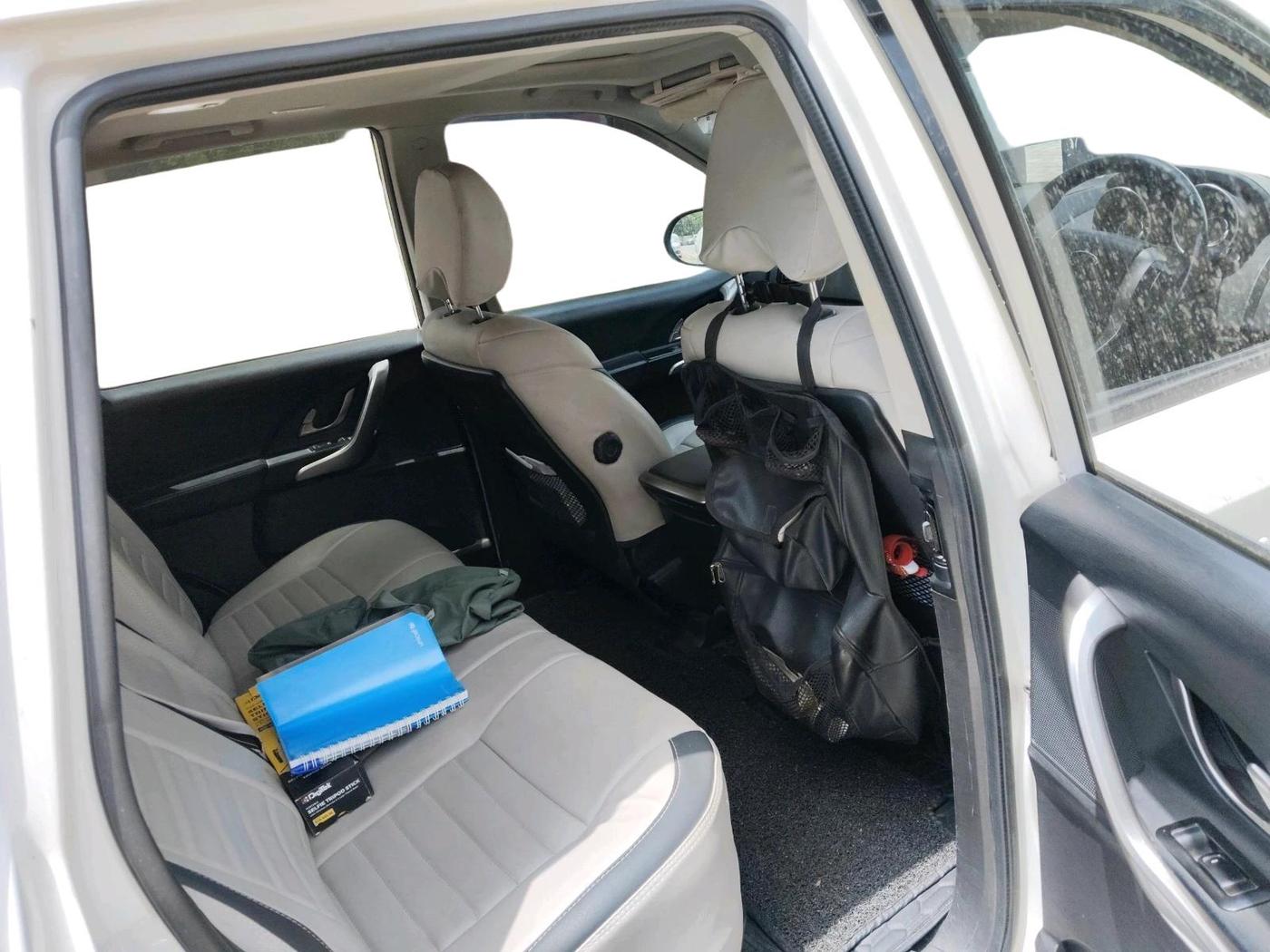2018 Mahindra XUV500 W9, Diesel, Manual, 1,35,085 km, interior