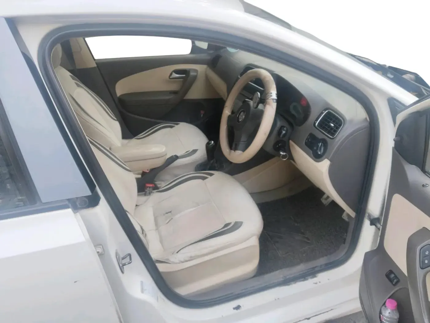 2011 Volkswagen Vento TRENDLINE 1.6, Petrol, Manual, 1,37,747 km, interior