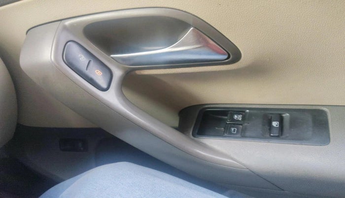 2011 Volkswagen Vento TRENDLINE 1.6, Petrol, Manual, 1,37,747 km, interior