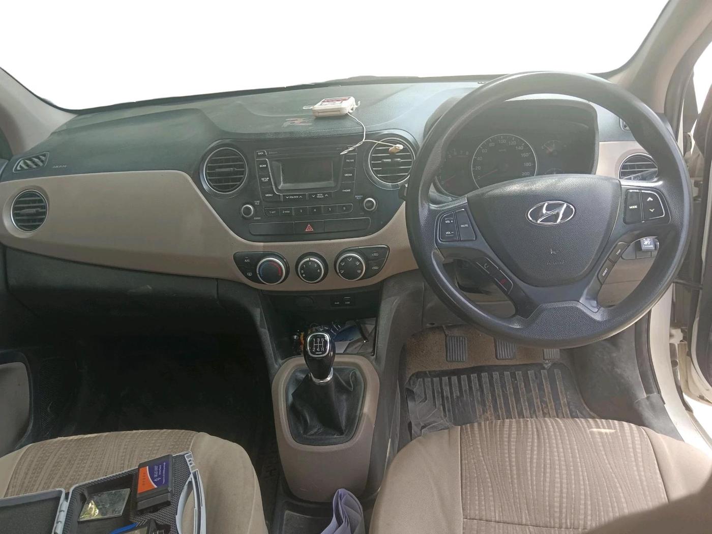 2016 Hyundai Grand i10 SPORTZ 1.2 KAPPA VTVT, CNG, Manual, 1,24,397 km, interior