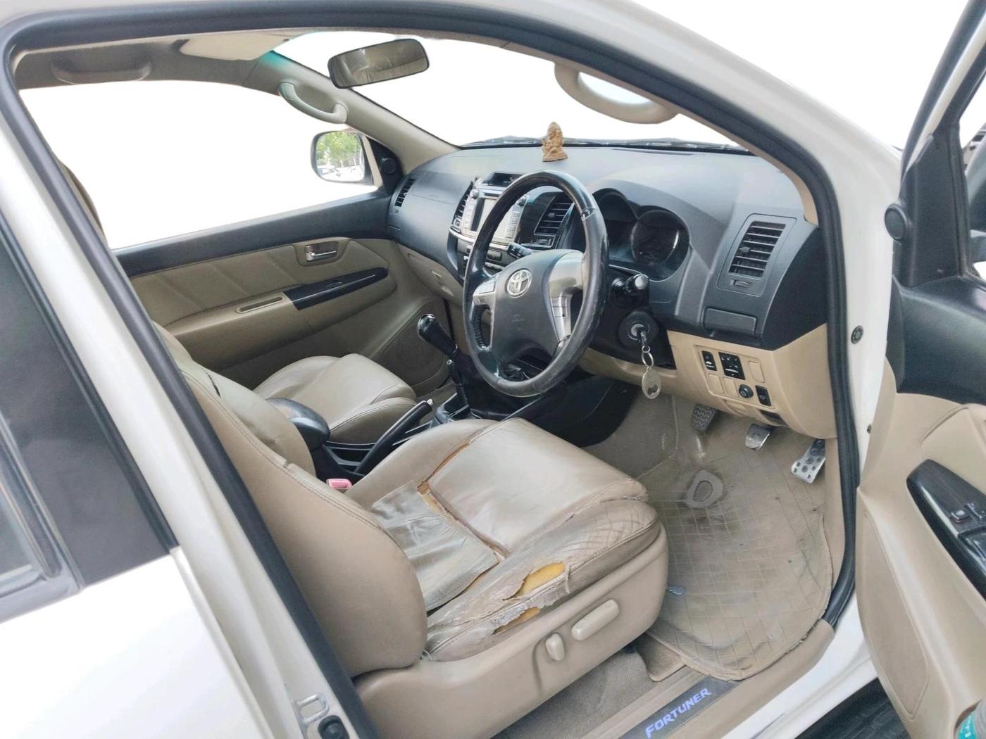 2014 Toyota Fortuner 3.0 4X4 MT, Diesel, Manual, 2,13,478 km, interior