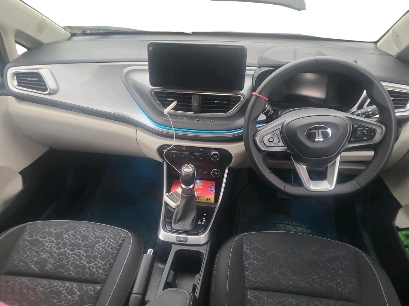 2025 Tata ALTROZ XZA PLUS (O) SUNROOF P , Petrol, Automatic, 3,100 km, interior