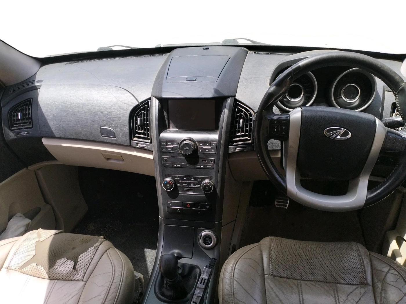 2016 Mahindra XUV500 W10, Diesel, Manual, 1,25,203 km, interior
