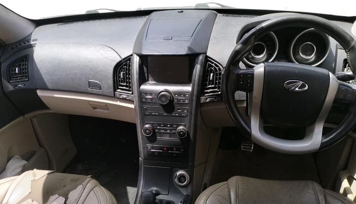 2016 Mahindra XUV500 W10, Diesel, Manual, 1,25,203 km, interior