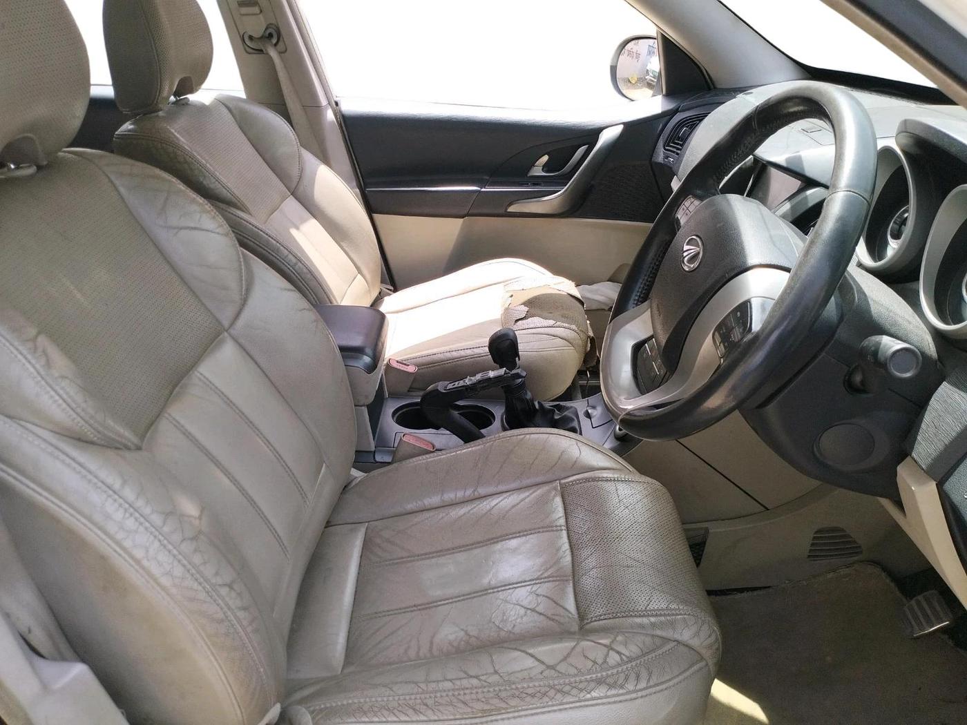 2016 Mahindra XUV500 W10, Diesel, Manual, 1,25,203 km, interior
