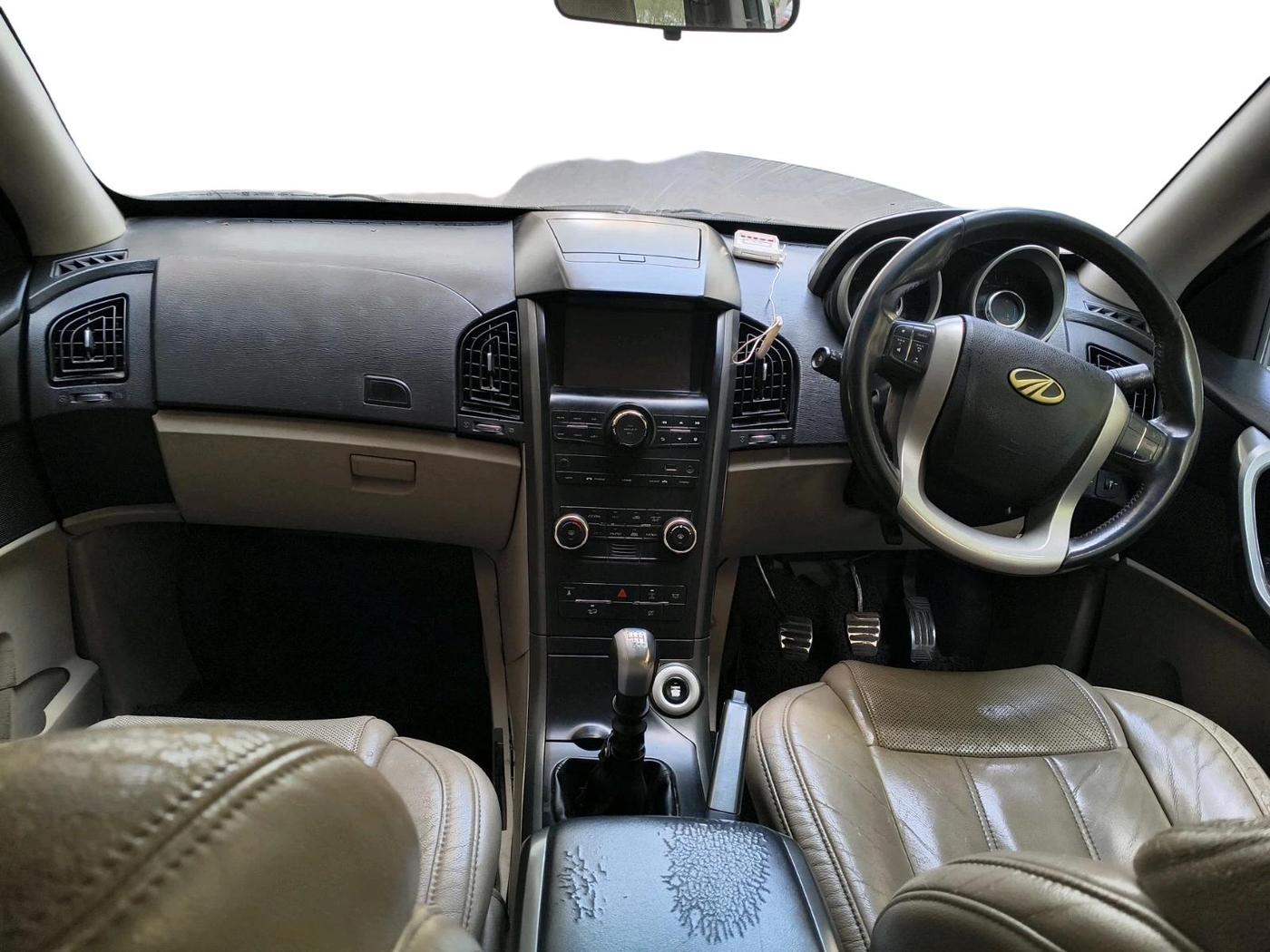 2018 Mahindra XUV500 W10, Diesel, Manual, 1,10,104 km, interior