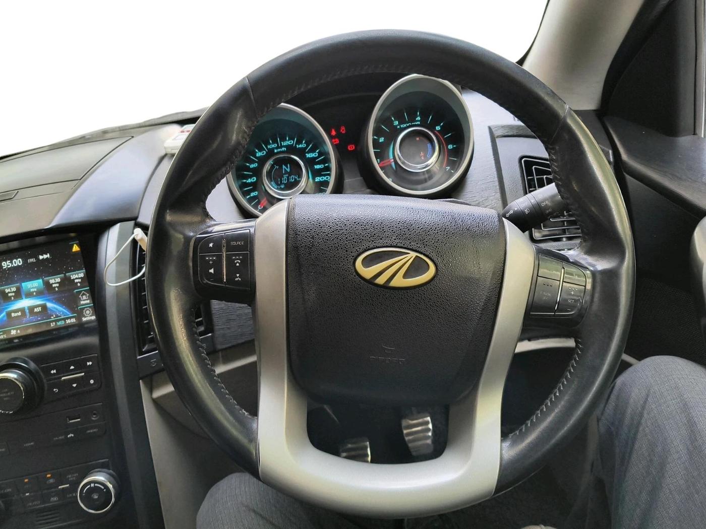 2018 Mahindra XUV500 W10, Diesel, Manual, 1,10,104 km, interior
