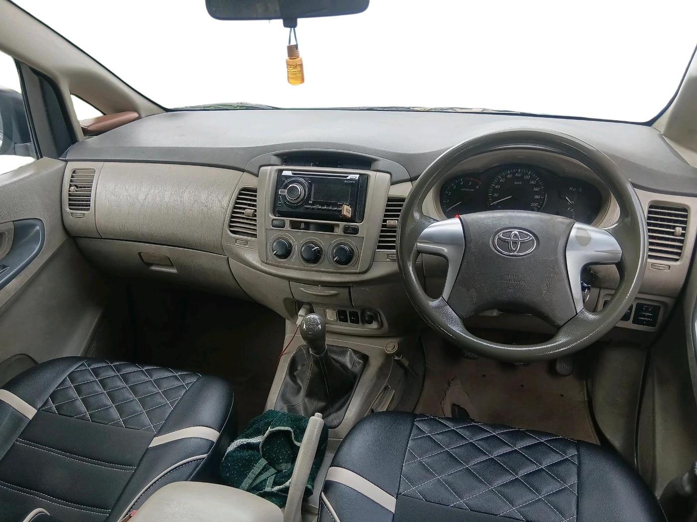 2014 Toyota Innova 2.5 GX 8 STR, Diesel, Manual, 1,45,925 km, interior