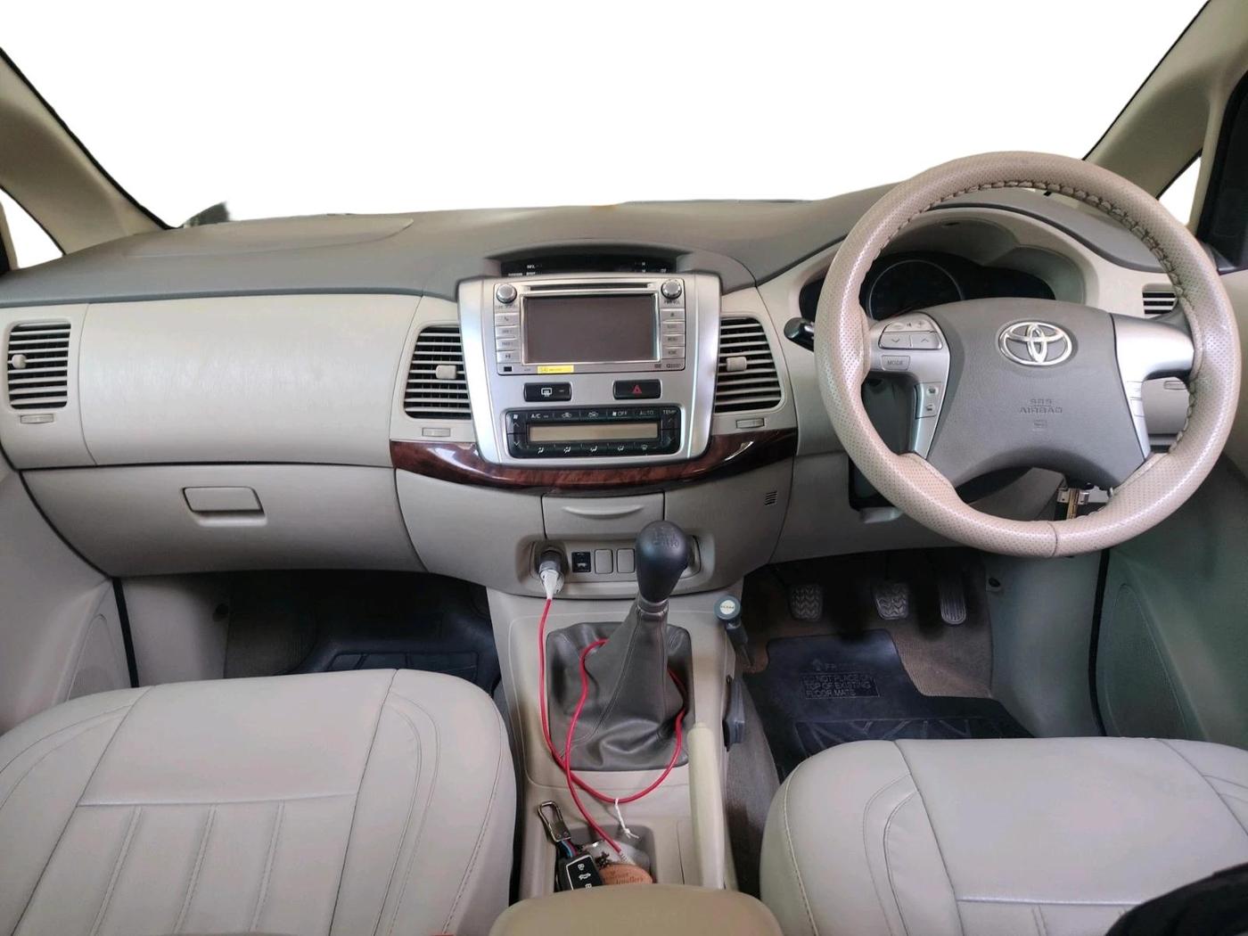 2014 Toyota Innova 2.5 VX 8 STR, Diesel, Manual, 1,27,095 km, interior