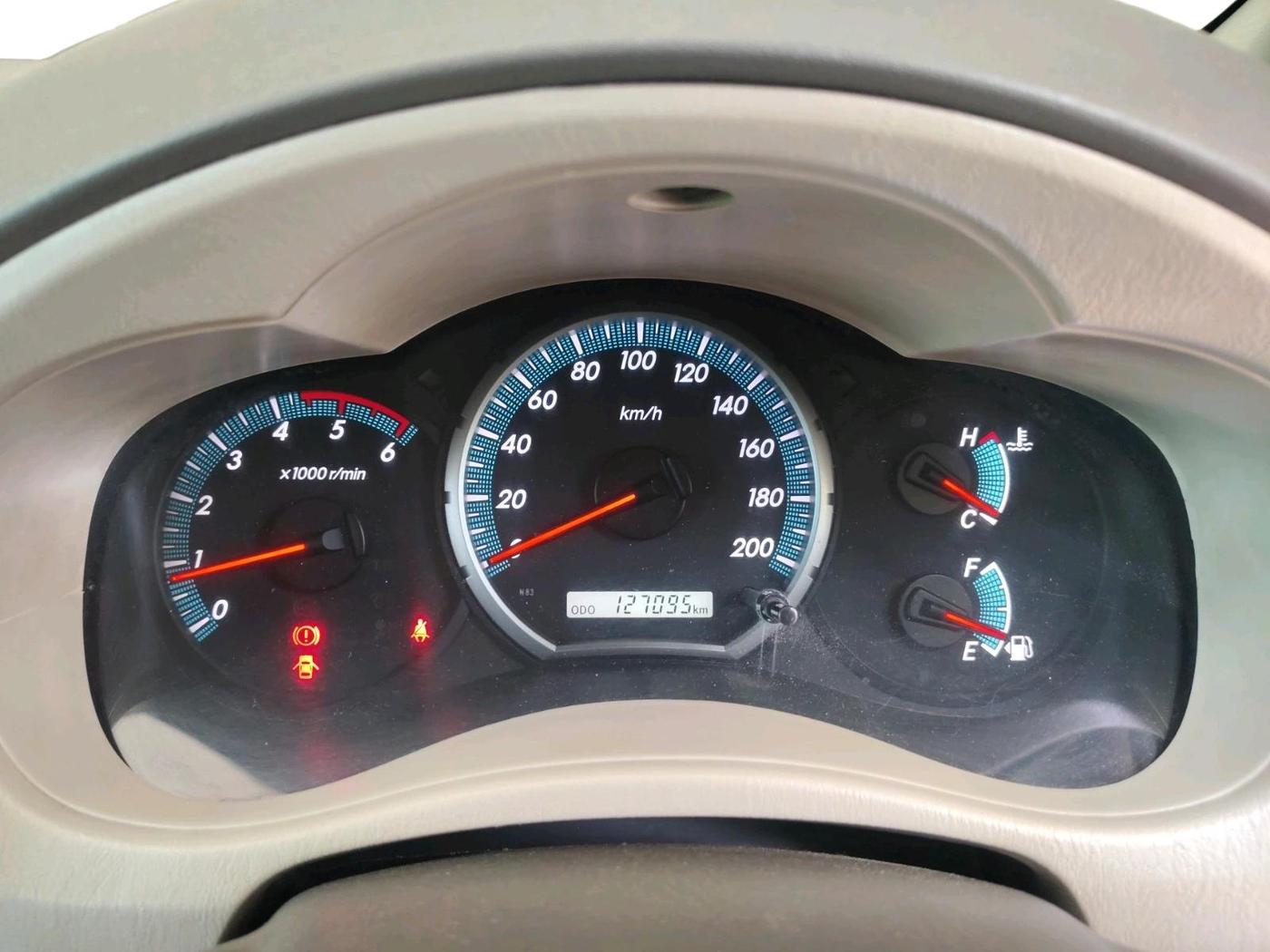 2014 Toyota Innova 2.5 VX 8 STR, Diesel, Manual, 1,27,095 km, interior