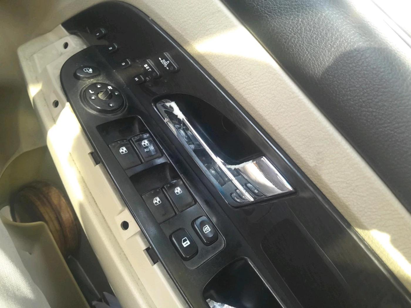2013 Ssangyong Rexton RX7, Diesel, Automatic, 1,41,000 km, interior