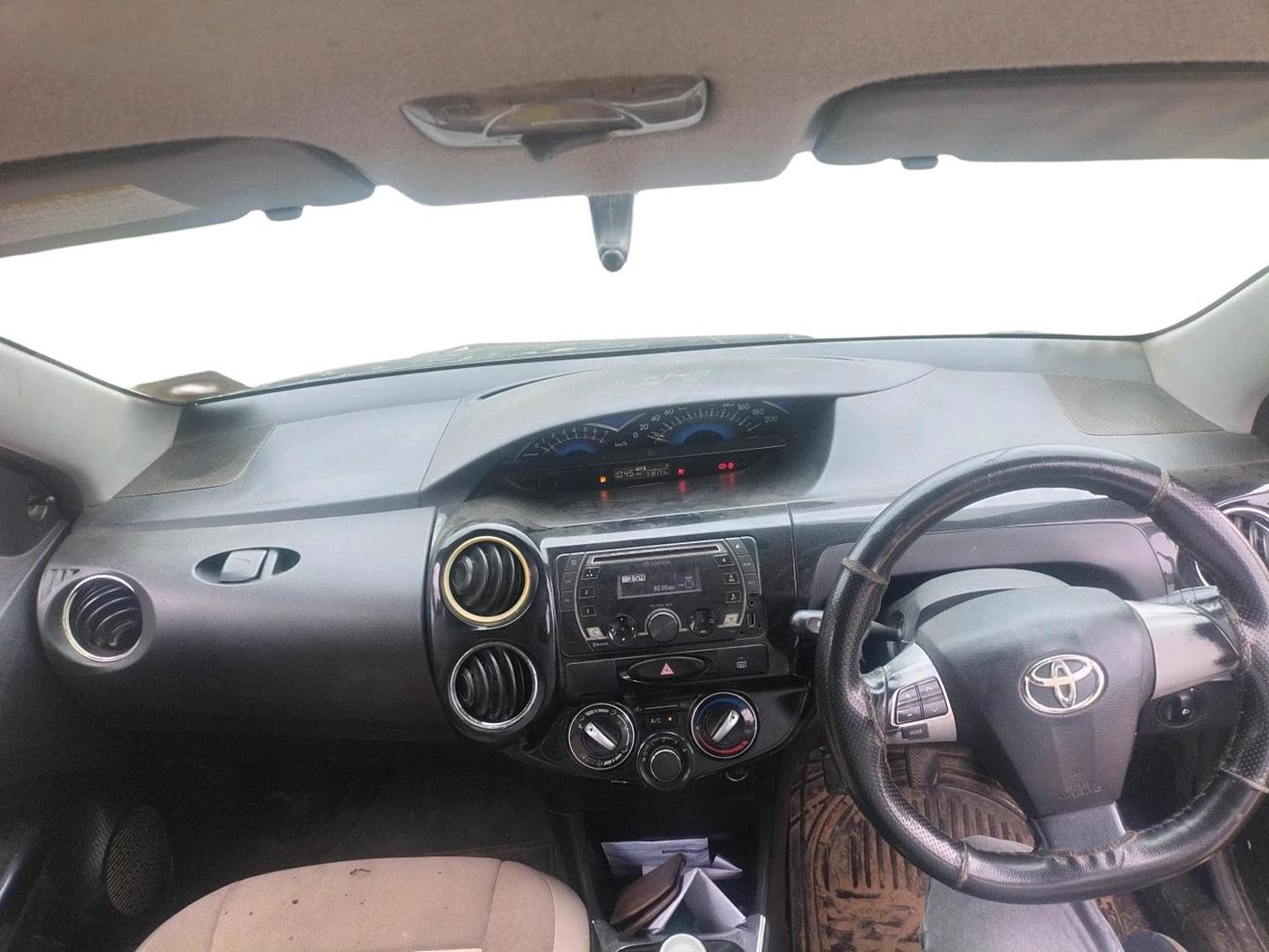 2014 Toyota Etios CROSS 1.4 VD, Diesel, Manual, 1,18,171 km, interior