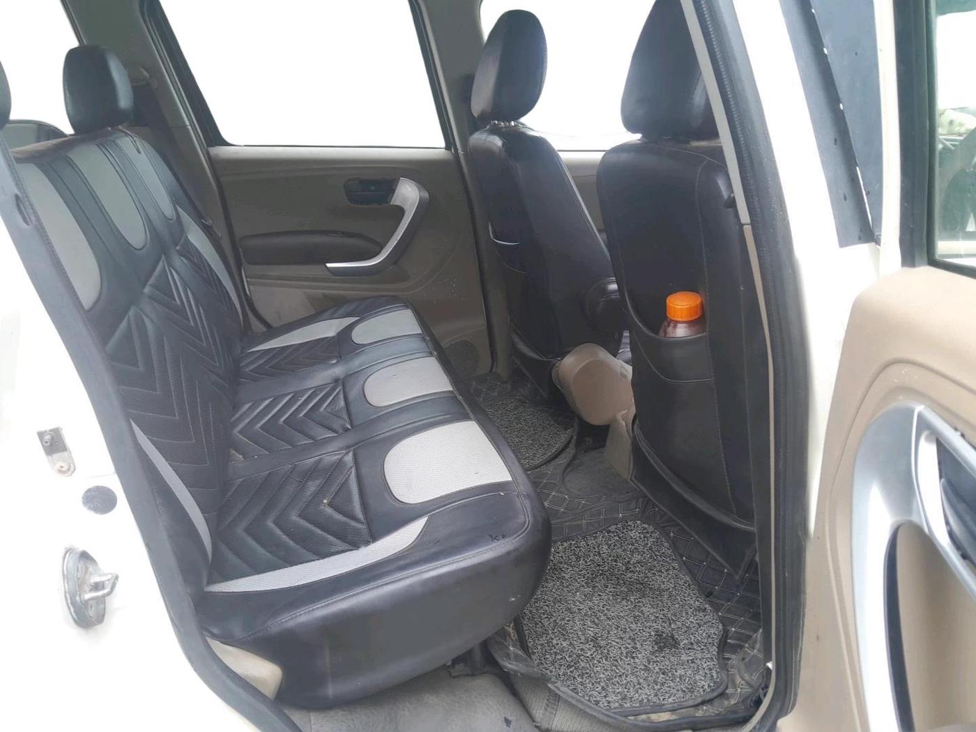 2015 Mahindra TUV300 T8, Diesel, Manual, 1,43,459 km, interior