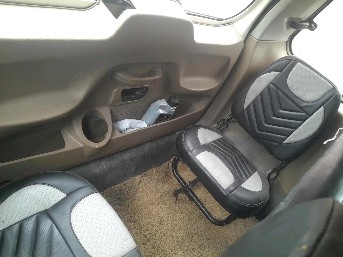 2015 Mahindra TUV300 T8, Diesel, Manual, 1,43,459 km, interior