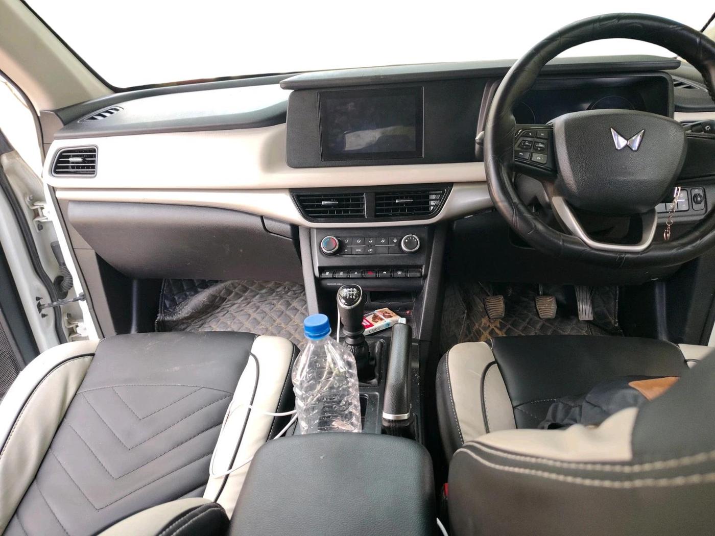 2022 Mahindra XUV700 MX D MT 5 STR, Diesel, Manual, 67,414 km, interior