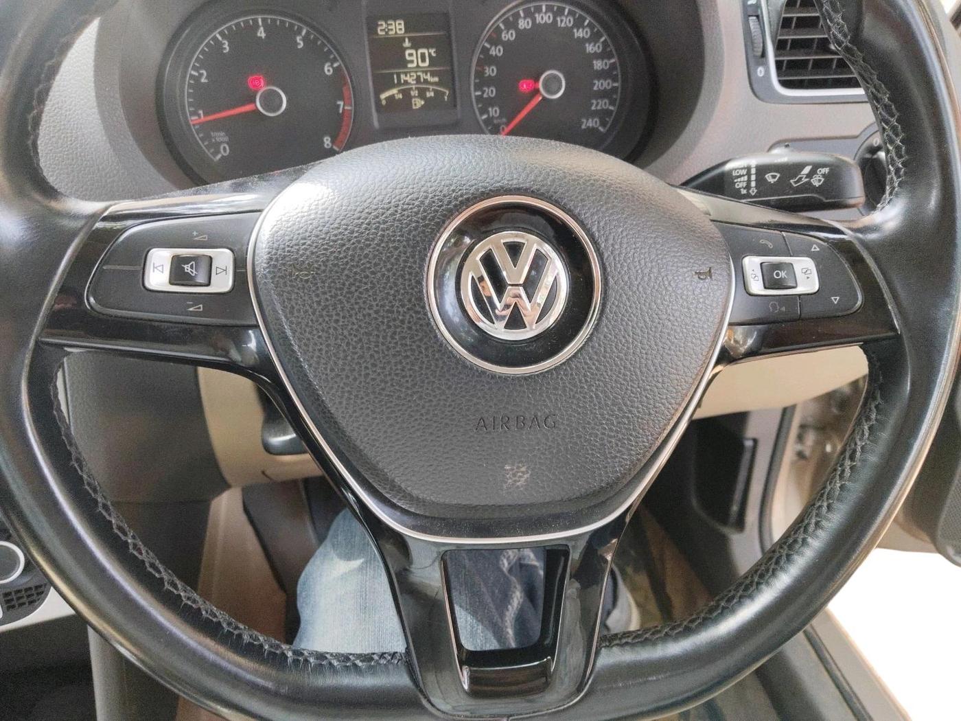 2016 Volkswagen Vento HIGHLINE 1.6 MPI, Petrol, Manual, 1,14,274 km, interior