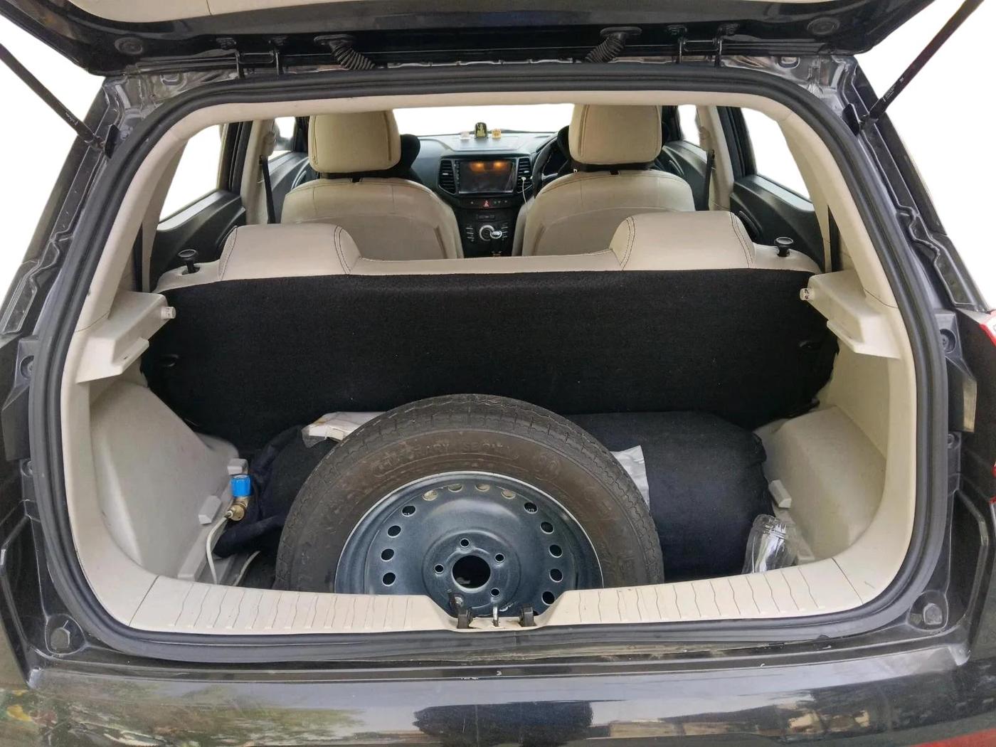 2023 Mahindra XUV300 W4 1.2 PETROL, CNG, Manual, 65,573 km, exterior