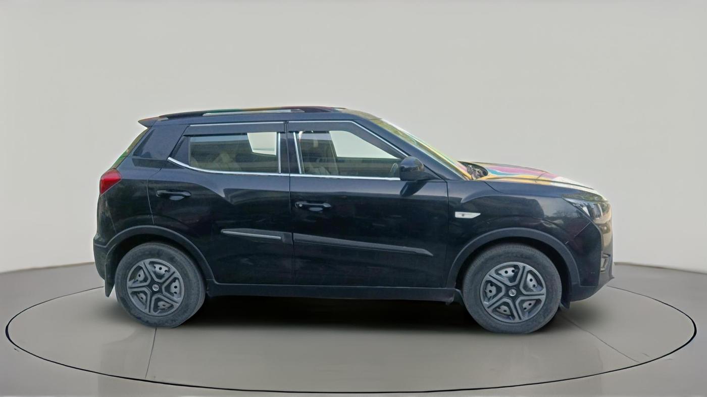 2023 Mahindra XUV300 W4 1.2 PETROL, CNG, Manual, 65,573 km, exterior