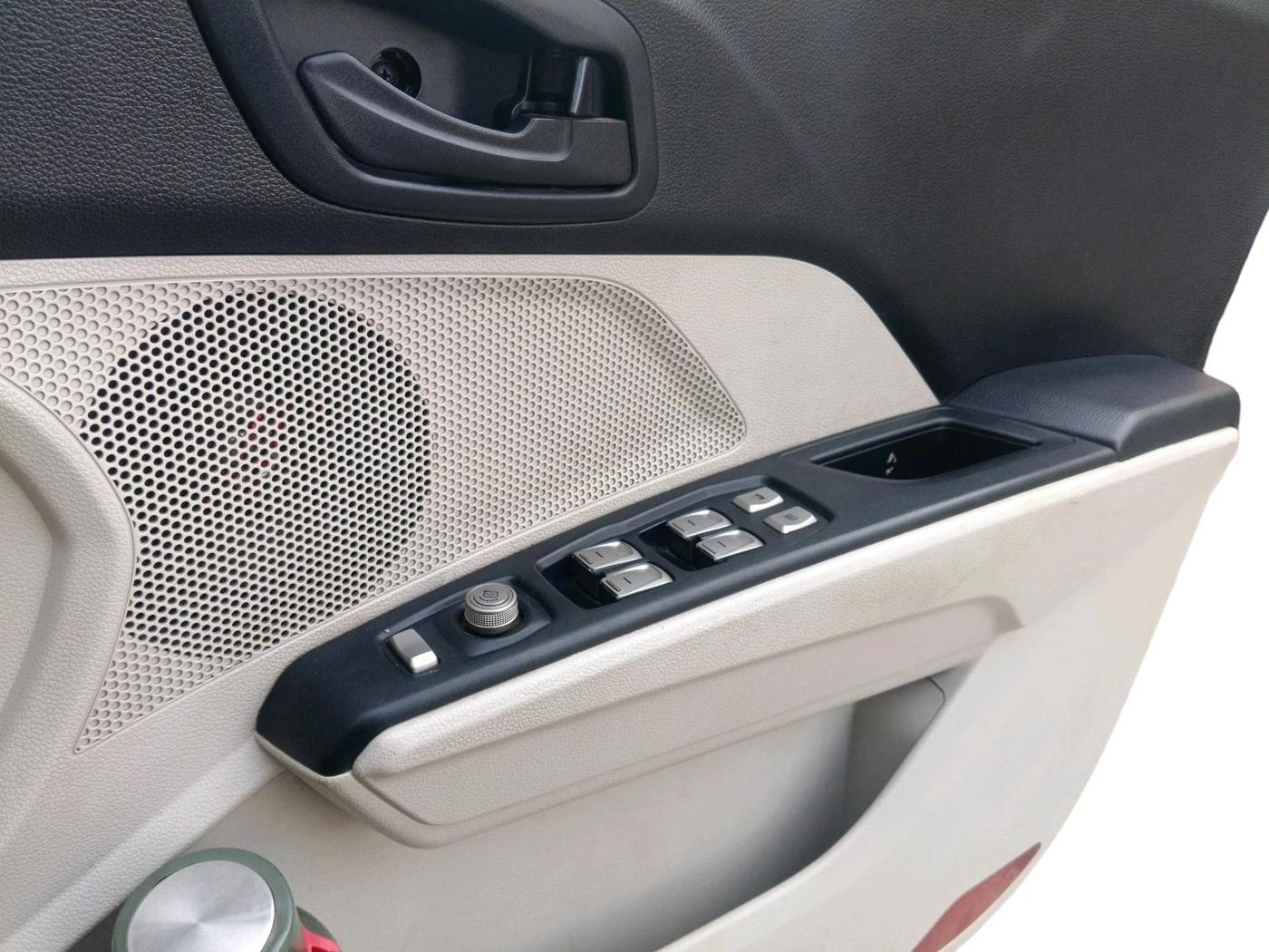 2023 Mahindra XUV300 W4 1.2 PETROL, CNG, Manual, 65,573 km, interior