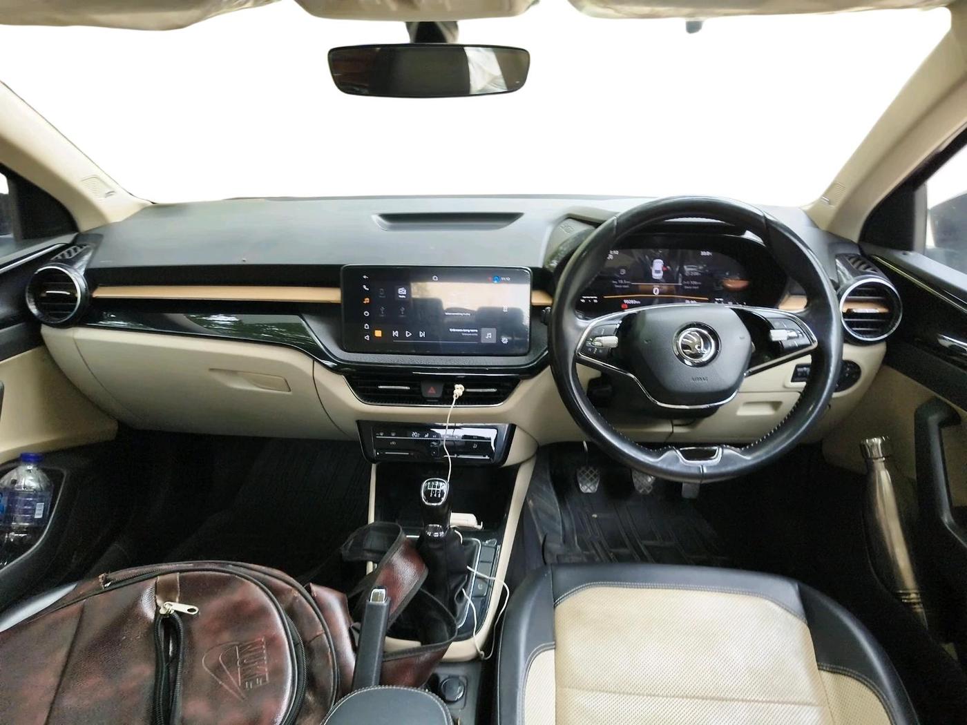 2022 Skoda SLAVIA STYLE 1.0L TSI MT, Petrol, Manual, 90,283 km, interior