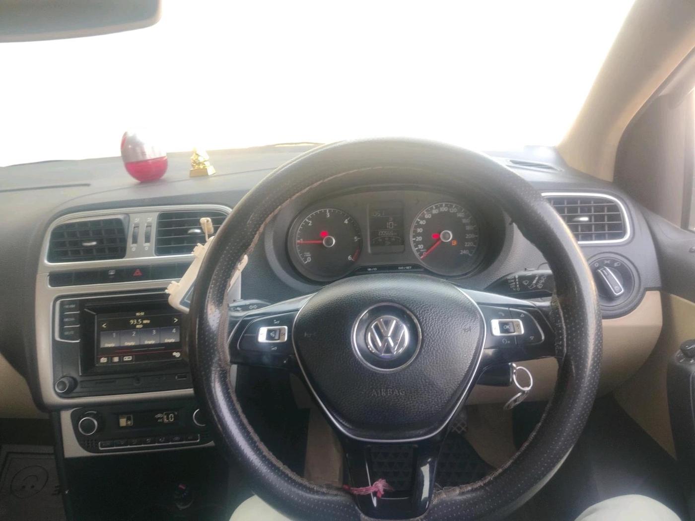 2016 Volkswagen Polo HIGHLINE1.2L DIESEL, Diesel, Manual, 1,00,566 km, interior
