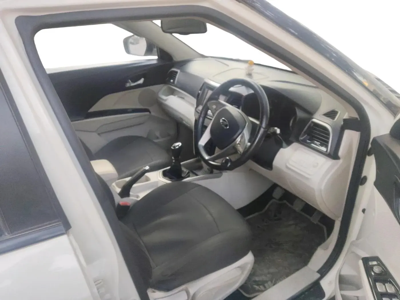 2020 Mahindra XUV300 W8 (O) 1.5 DIESEL, Diesel, Manual, 1,15,044 km, interior