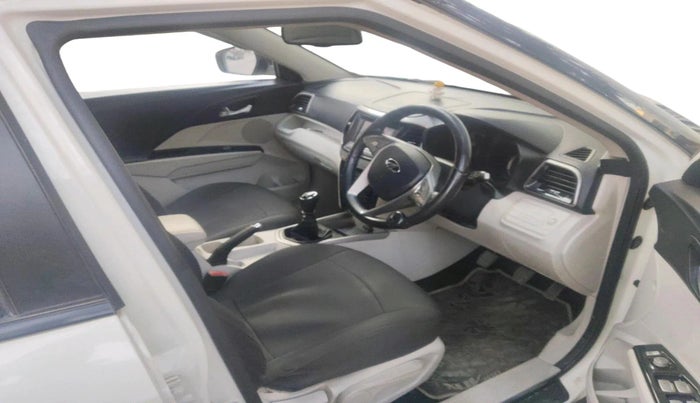 2020 Mahindra XUV300 W8 (O) 1.5 DIESEL, Diesel, Manual, 1,15,044 km, interior