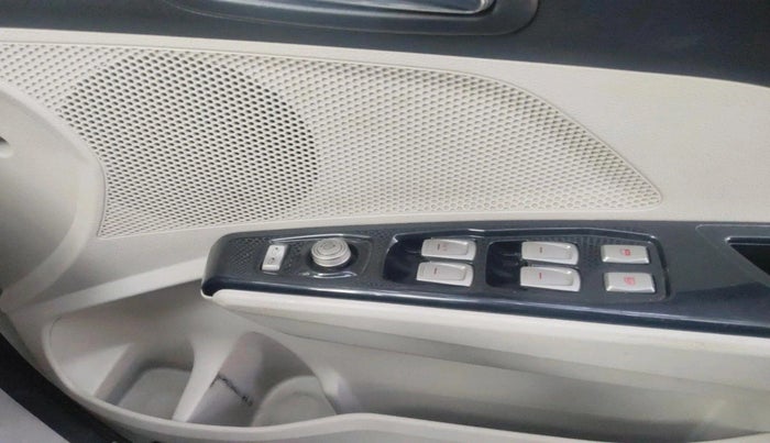 2020 Mahindra XUV300 W8 (O) 1.5 DIESEL, Diesel, Manual, 1,15,044 km, interior