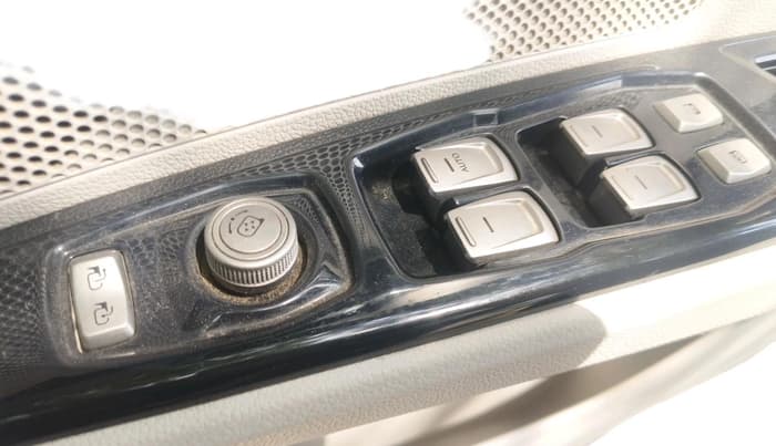 2019 Mahindra XUV300 W8 (O) 1.2 PETROL, Petrol, Manual, 75,602 km, interior